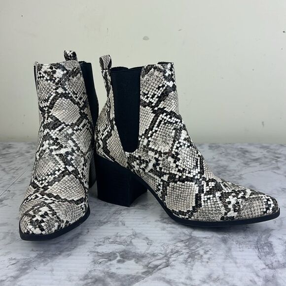 JustFab Abby Black White Bone Snakeskjn Pointed Toe Wedge Heel Pull On Bootie - Picture 2 of 13
